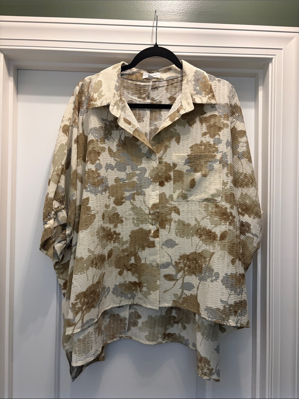 Lightweight Floral Button-Front Blouse in Beige and Cream